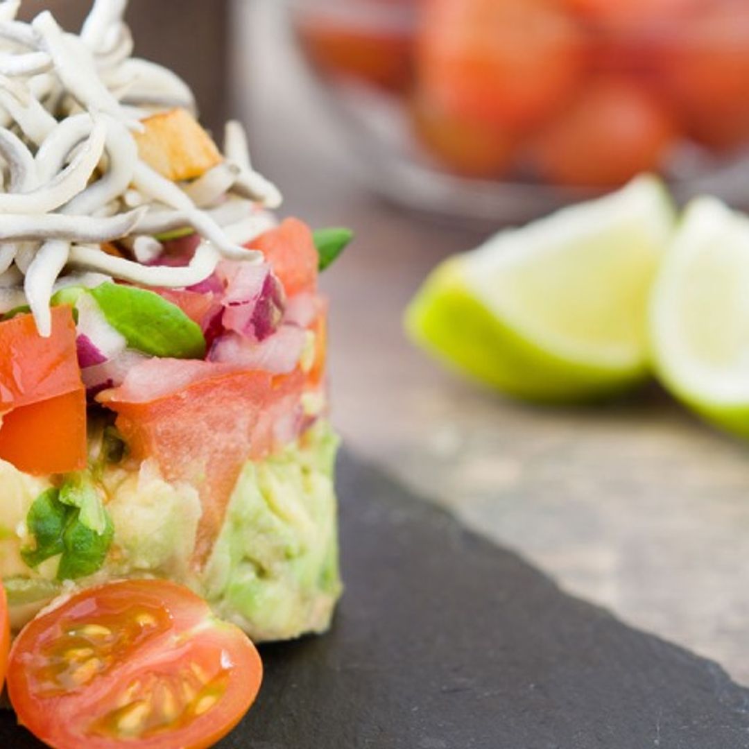 Ensalada templada de gulas con guacamole