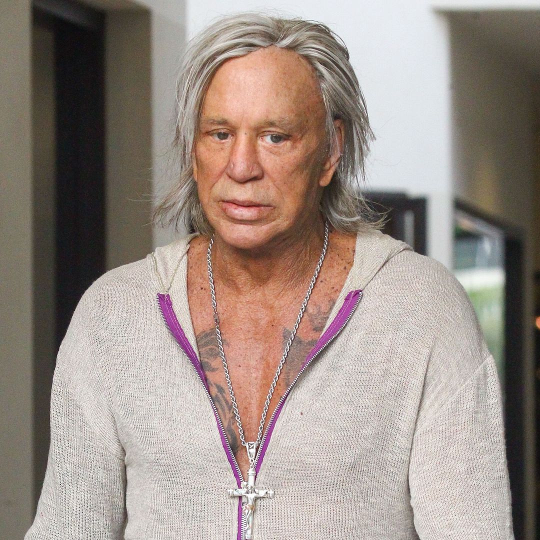 El impactante cambio físico de Mickey Rourke tras su desahucio: sorprende con el pelo rojo