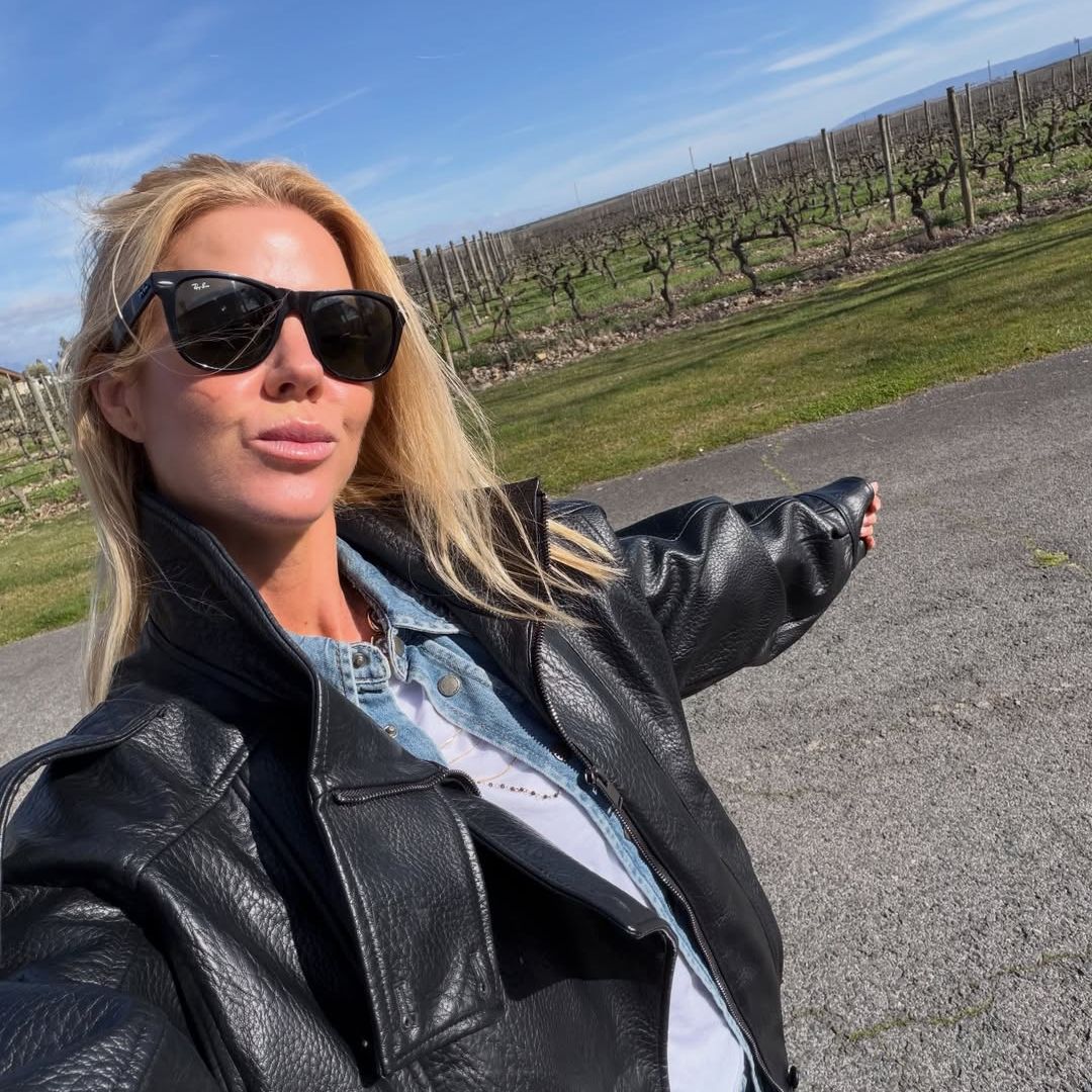 Las imágenes del último viaje romántico de Amelia Bono con su novio: viñedos, cocina con estrella y cumpleaños