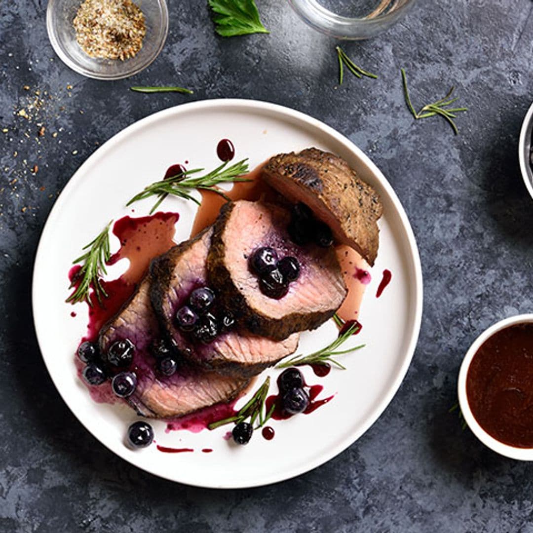 Lomo de buey asado con salsa de arándanos