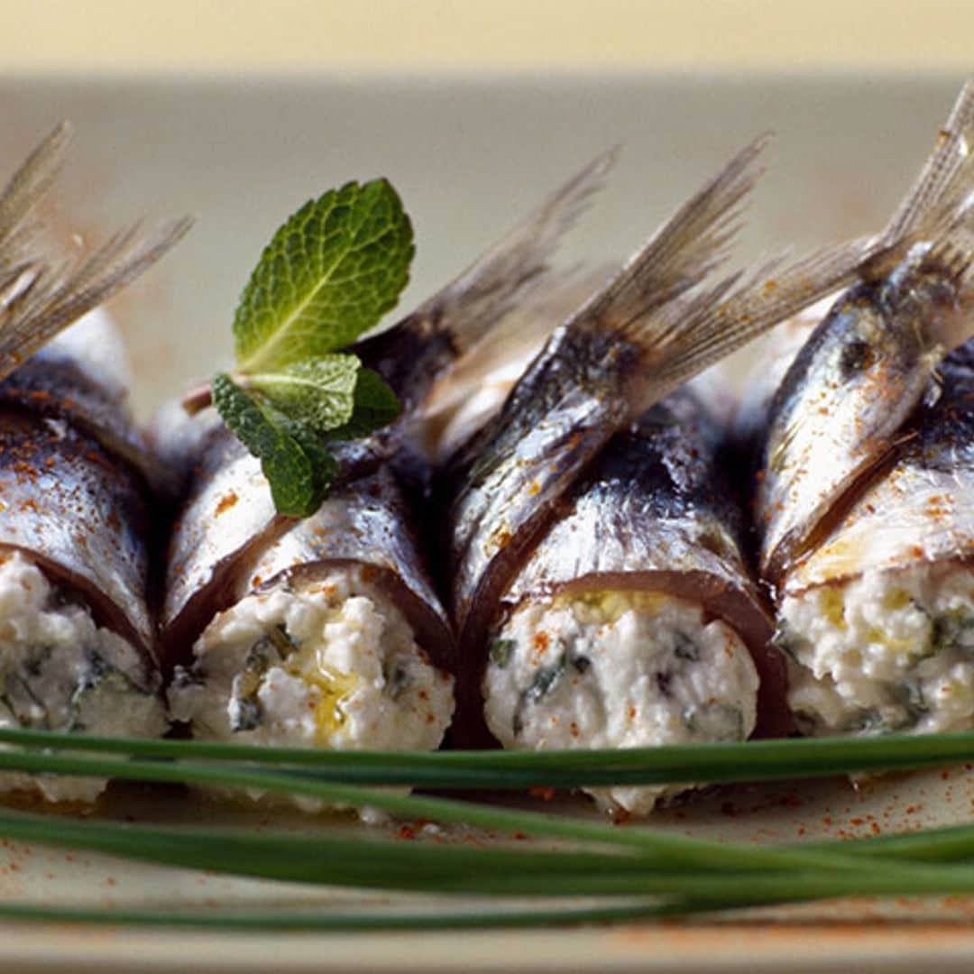 Sardinas marinadas rellenas de requesón y hierbas aromáticas