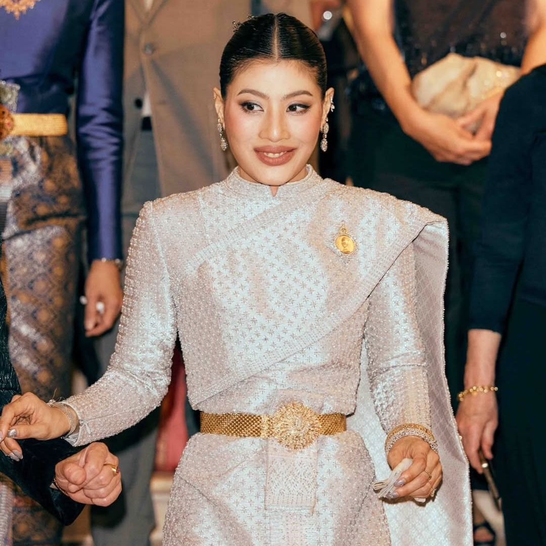 Sirivannavari de Tailandia, la princesa que domina la Alta Costura, conquista París con un deslumbrante look tradicional y bolso de mimbre
