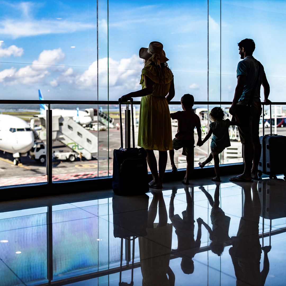Familia en un aeropuerto