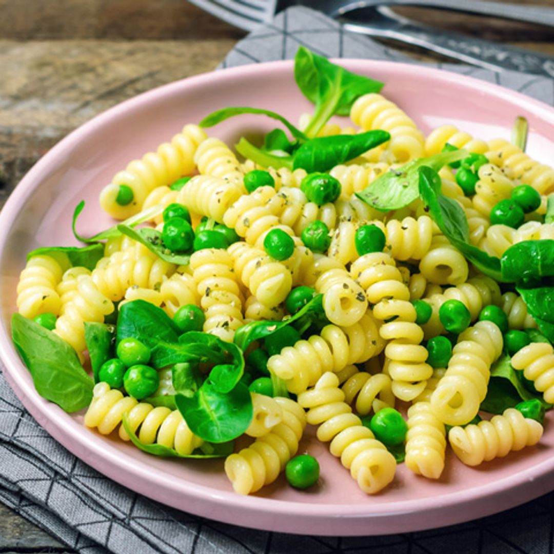 Ensalada de pasta con guisantes frescos