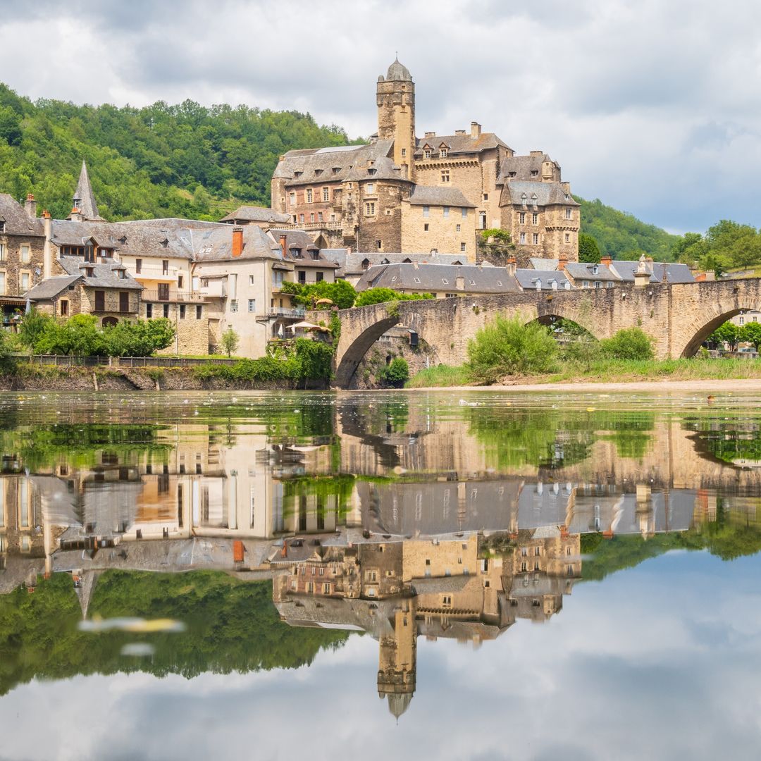 El secreto mejor guardado de Francia: una meseta a 1.300 metros con lagos glaciares y los pueblos medievales más bonitos del país