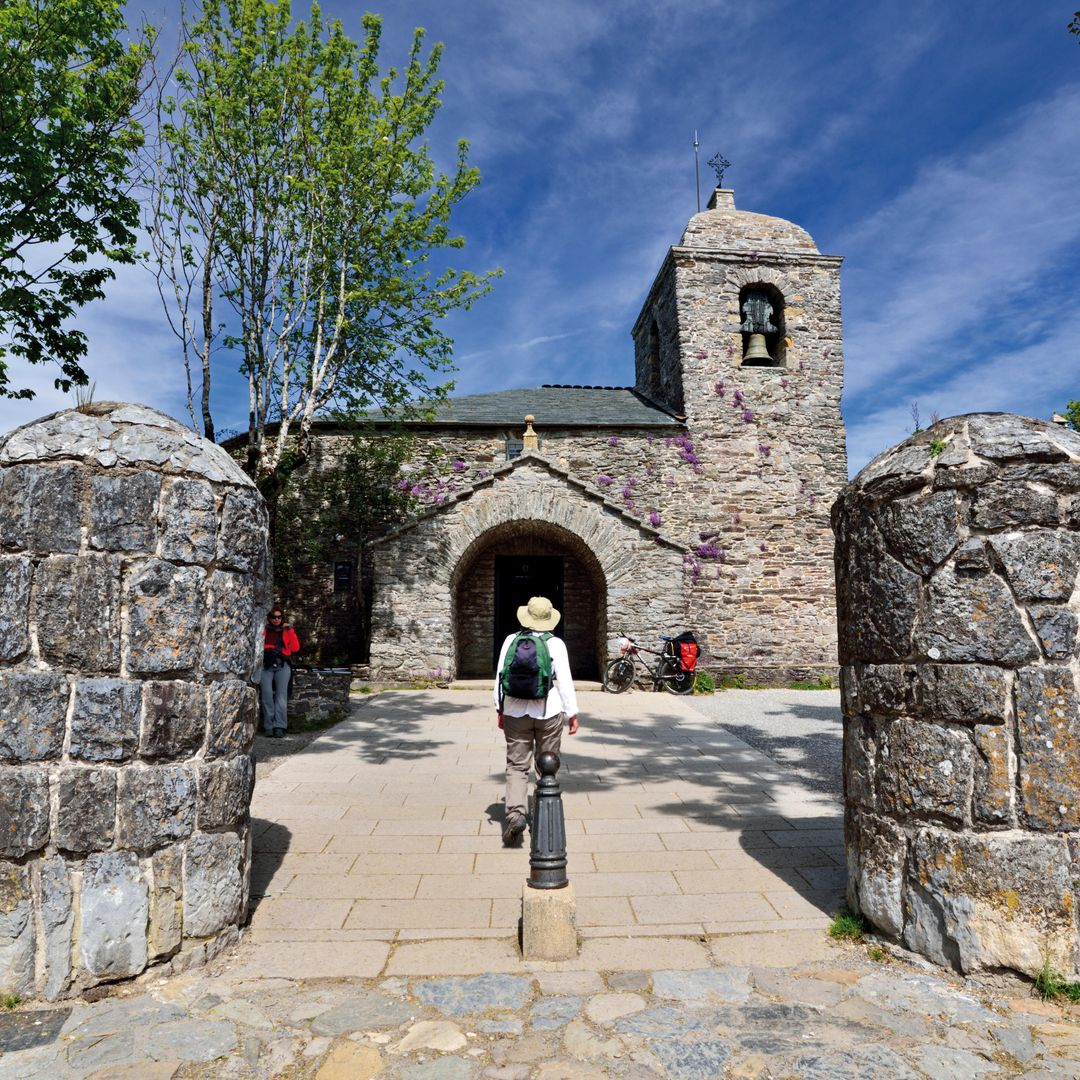 Peregrino entrando en la iglesia Santa Maria, O Cebreiro, Lugo