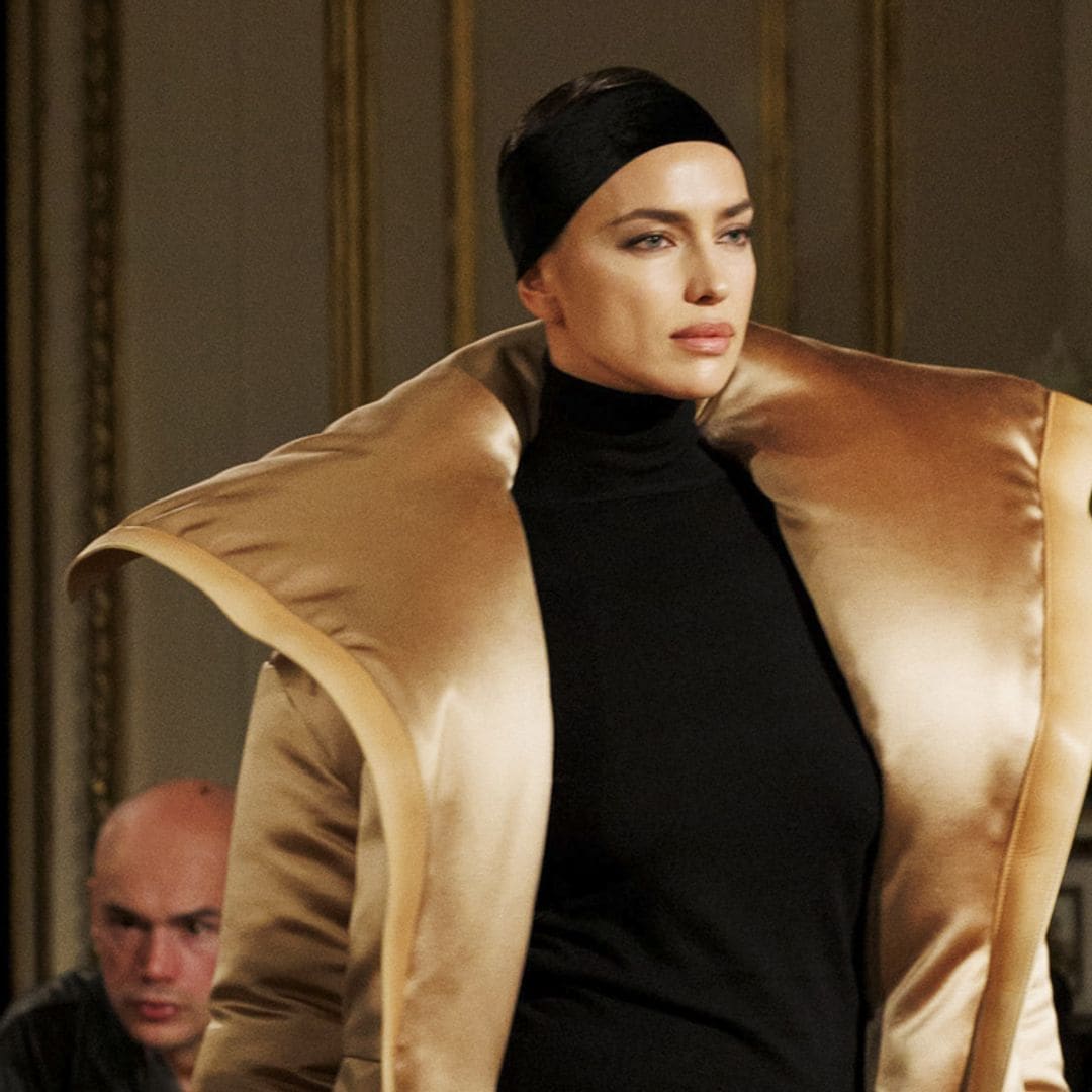 Schiaparelli trabaja con Irina Shayk para proyectar elegancia y surrealismo en la pasarela