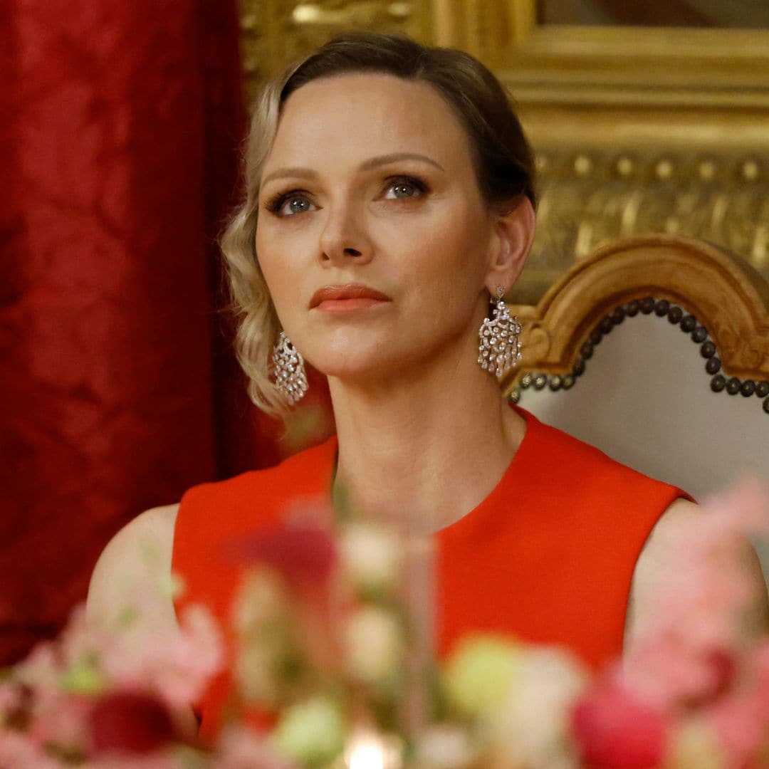 El duelo de estilo de la princesa Charlene y Carolina de Mónaco: Alta Costura, tonos vibrantes y joyería histórica