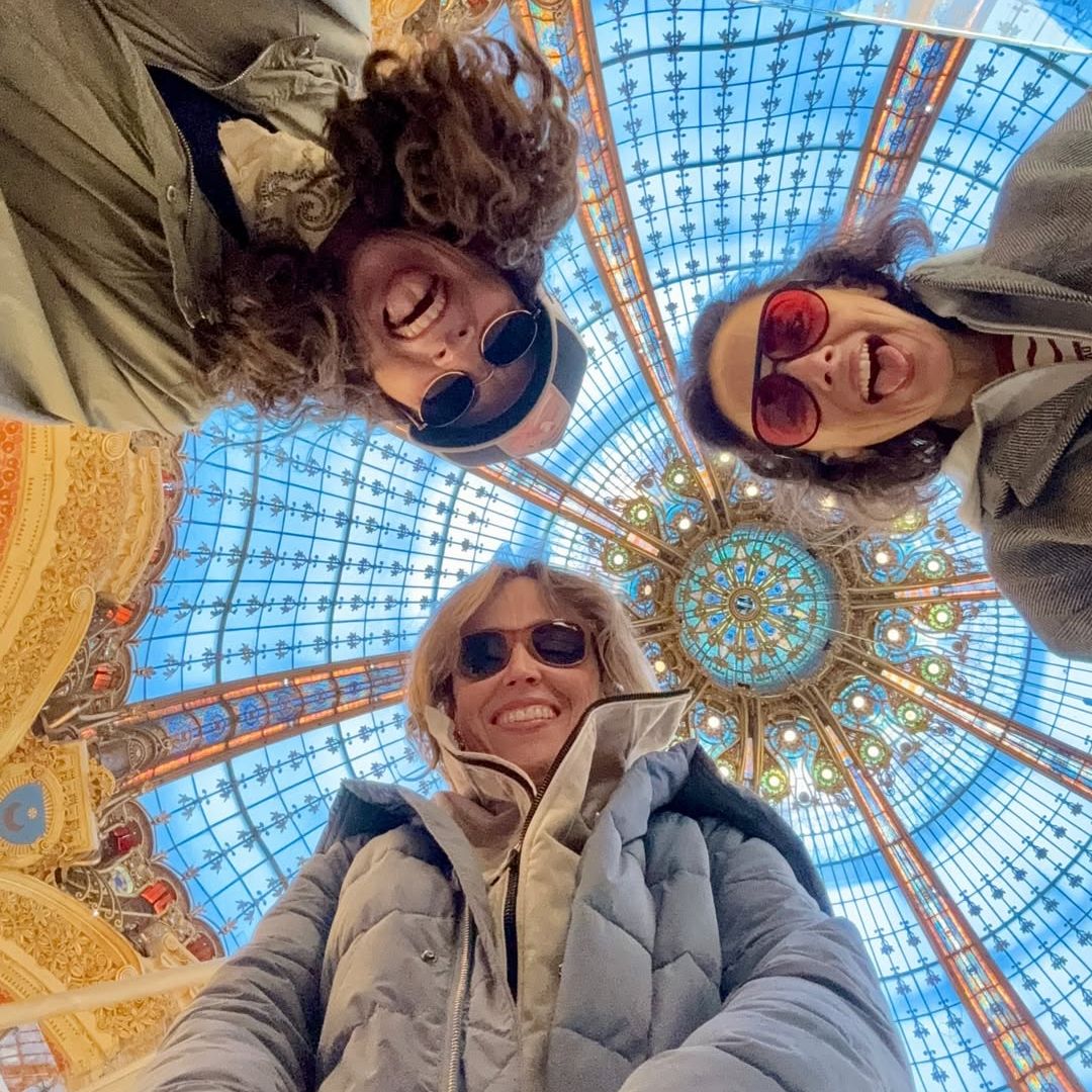 Chenoa con amigas de viaje en París