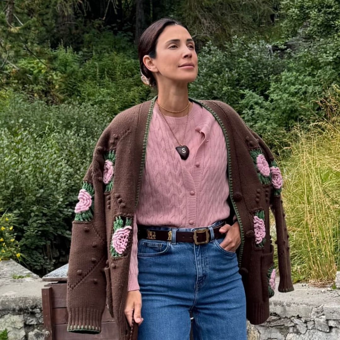 Sassa de Osma se adelanta al otoño en Suiza con el look rural que combina punto, vaqueros y unos originales mocasines de rejilla