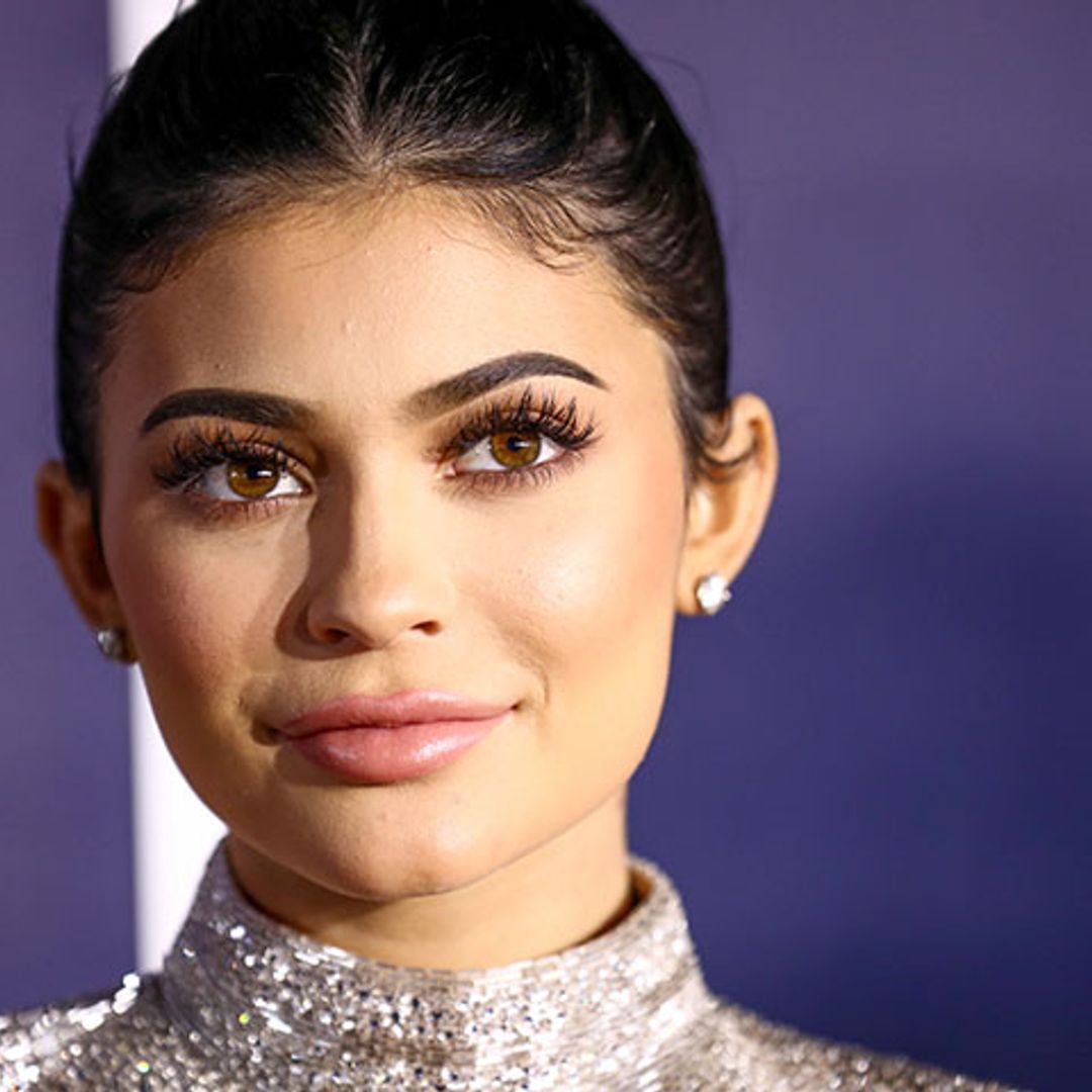Kylie Jenner frente al espejo: su rutina de maquillaje en ¡más de 30 pasos!