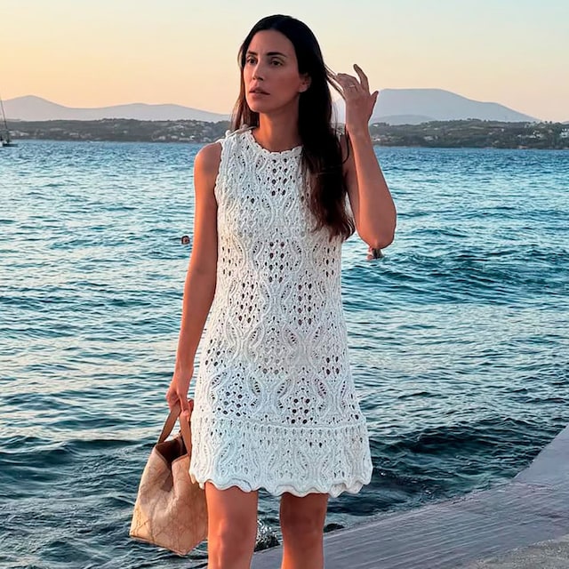 Sassa de Osma con vestido blanco de Dior en sus vacaciones en Grecia
