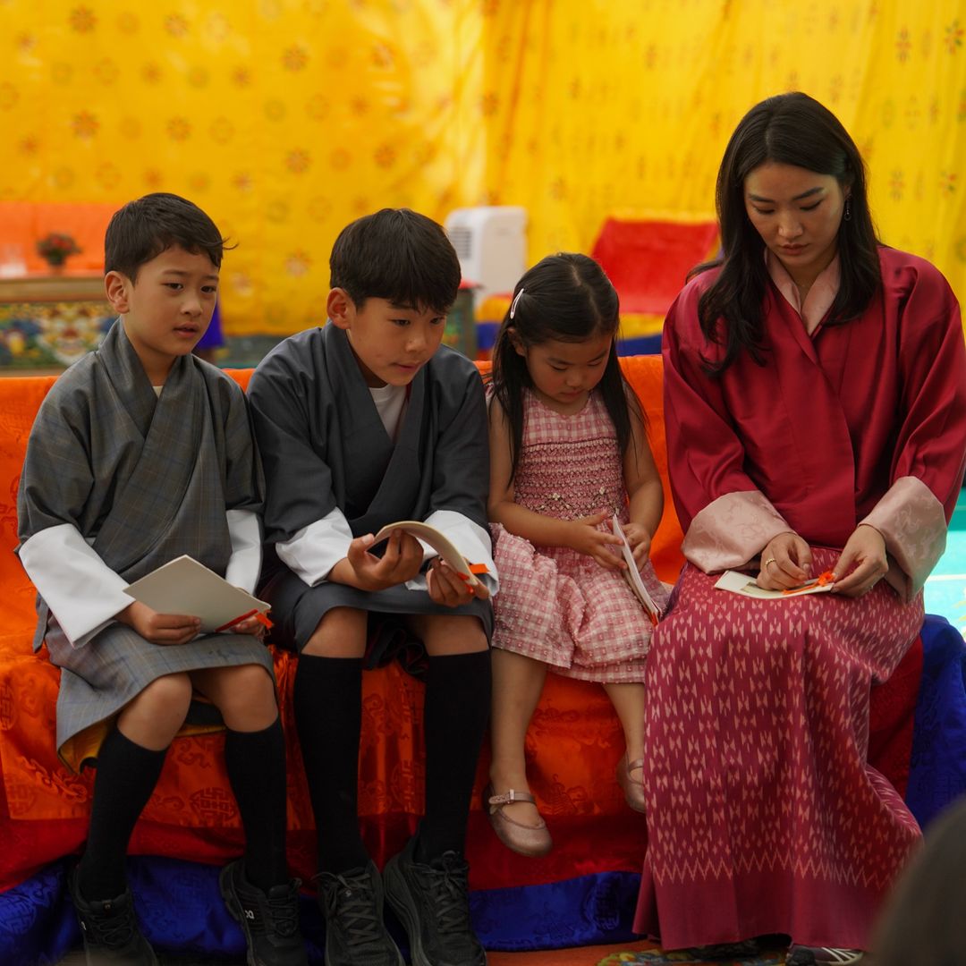 La reina de Bután revoluciona el futuro de su país: el viaje de Jetsun Pema y sus tres hijos hacia una misión sin precedentes