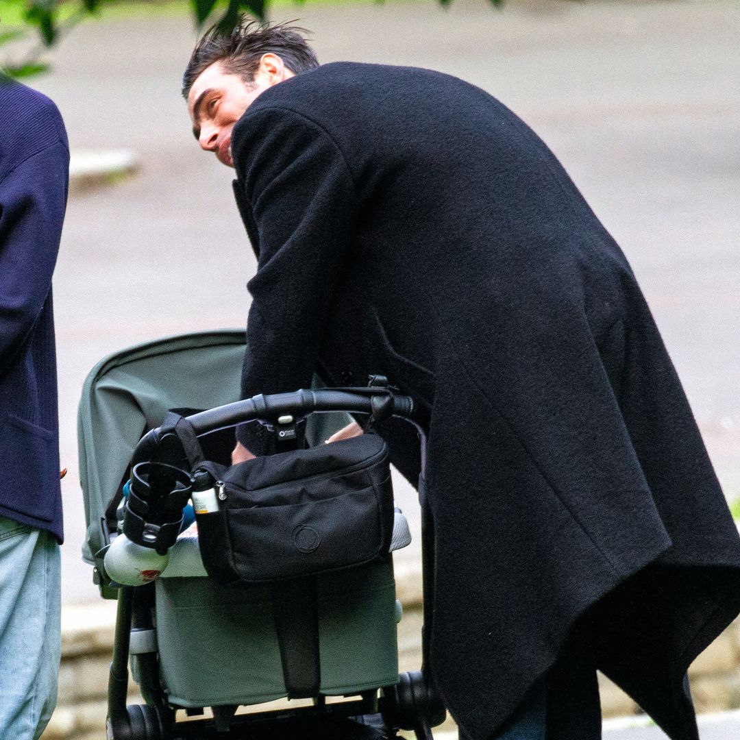 Durante estas primeras semanas como padre, Jon está teniendo la ayuda de su madre y de su tía, que están completamente volcadas con el bebé