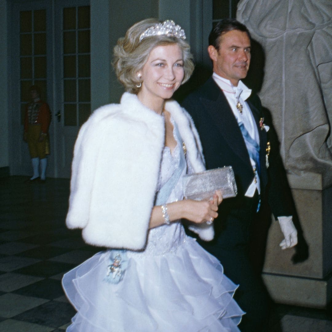 Nuestros expertos analizan la impresionante colección de Valentino de la reina Sofía: "Encontró en él una forma muy discreta de destacar con gran elegancia"