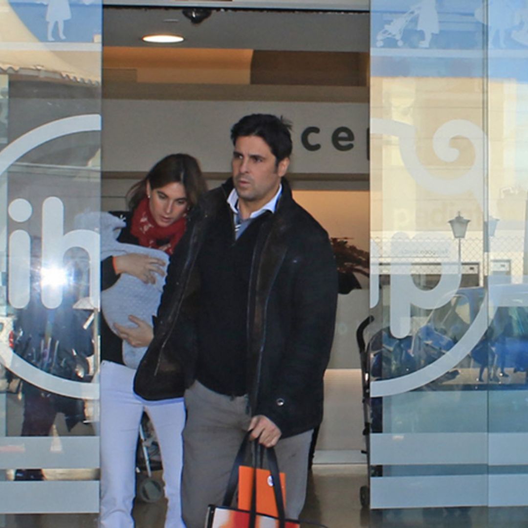 Francisco Rivera y Lourdes Montes, con el pequeño Curro en el centro de salud