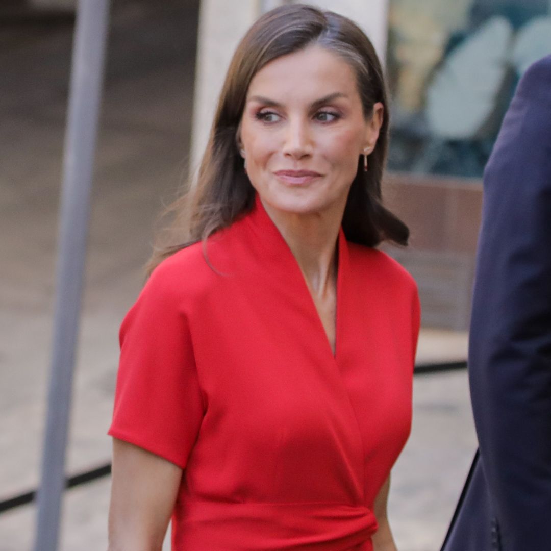 Vuelve el 'rojo Letizia': la Reina estrena en Toledo un vestido de escote oriental que proyecta seguridad y poder