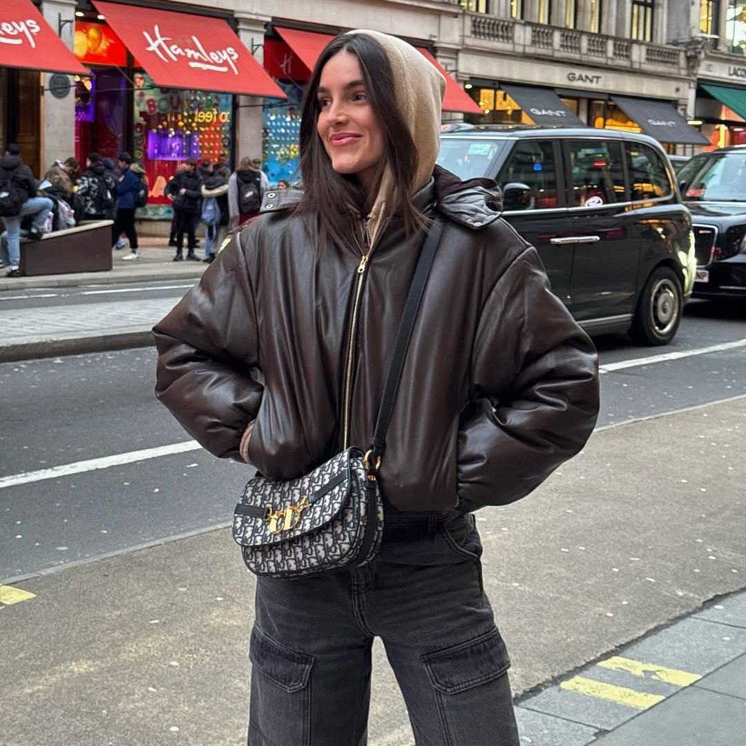 Gemma Pinto con chaqueta bomber acolchada en Londres