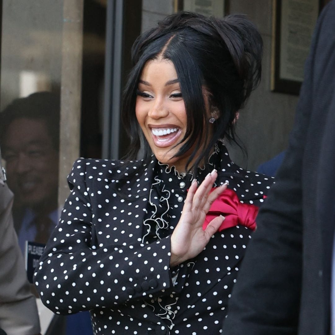 Absuelven a Cardi B en demanda por agresión, pero protagoniza polémico incidente fuera de la corte