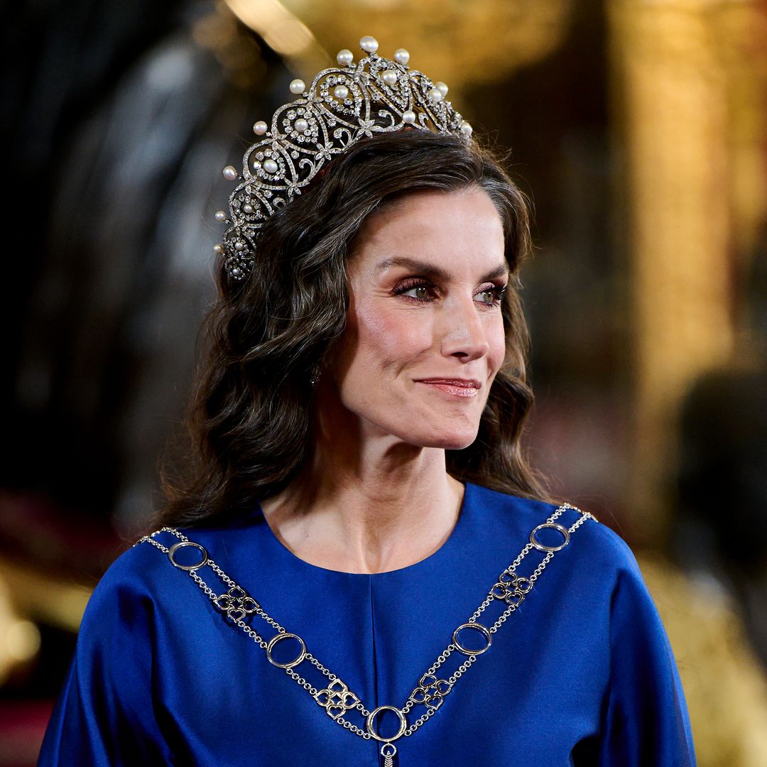 El ‘déjà vu’ de la reina Letizia, que estrena pelo rizado, con su look de gala: un vestido azul español y la tiara rusa