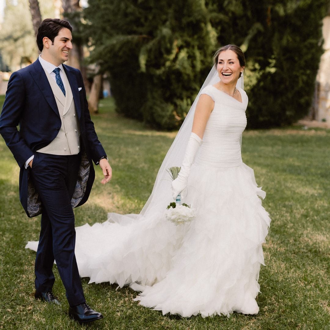 Cientos de pañuelos cosidos a mano para hacer el vestido de novia de Luisa: esta es su historia