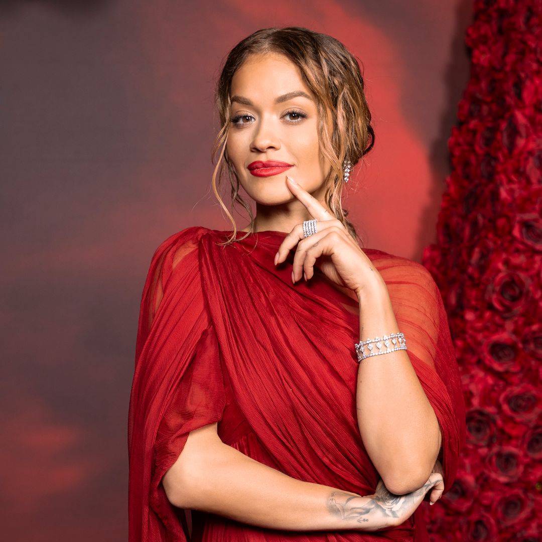 Abrimos el impactante armario en color rojo de Rita Ora, la flamante Reina de Corazones