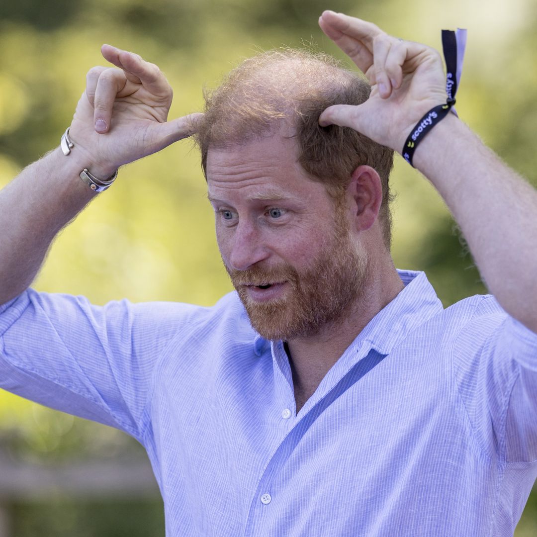 Las surrealistas imágenes del príncipe Harry rodeado de cabras y haciendo yoga tras su cita familiar secreta con Carlos III