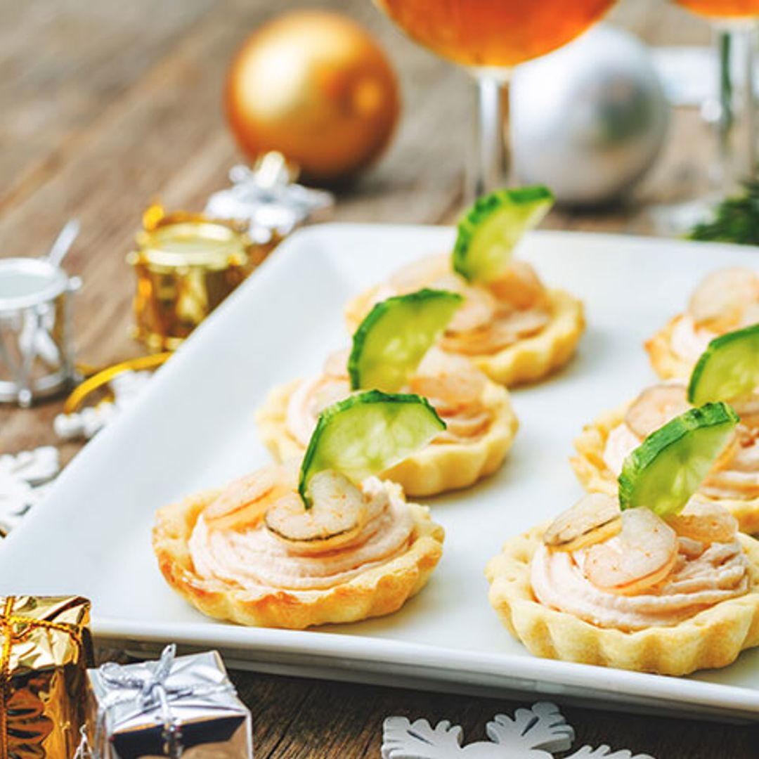 Tartaletas de 'mousse' de salmón con gambas y pepino