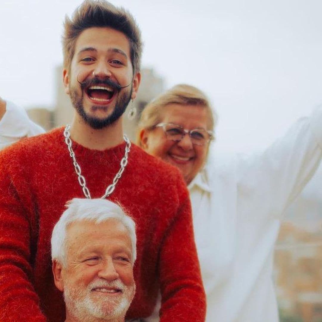Camilo celebra con sus padres su recuperación del COVID-19