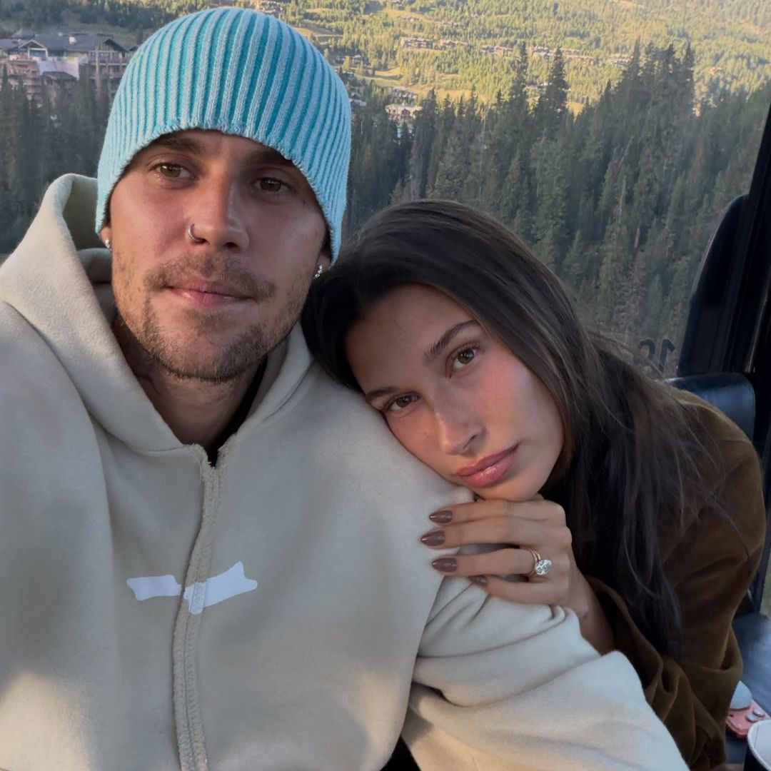 Hailey y Justin Bieber posan juntos con ropa invernal por su 8º aniversario de boda