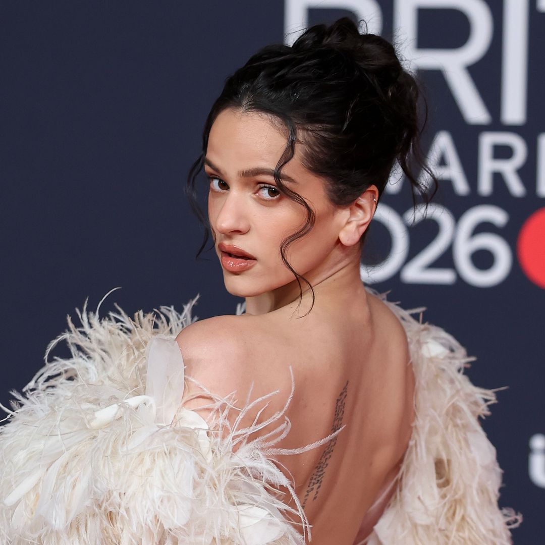 Rosalía en la alfombra roja de los BRIT Awards 2026 con un vestido de plumas blancas