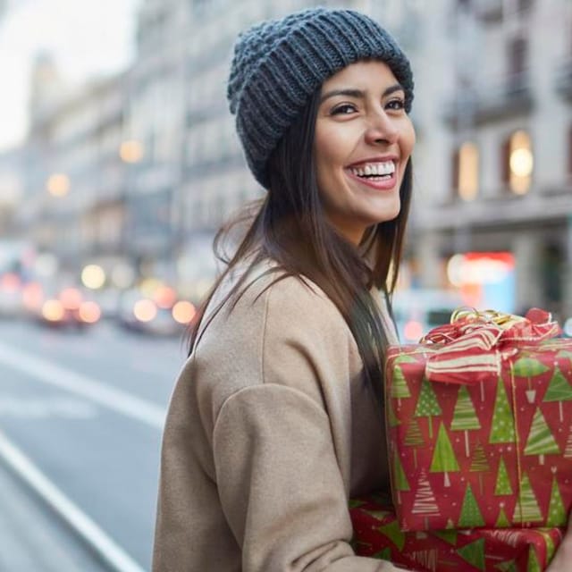 mujer de compras en navidad