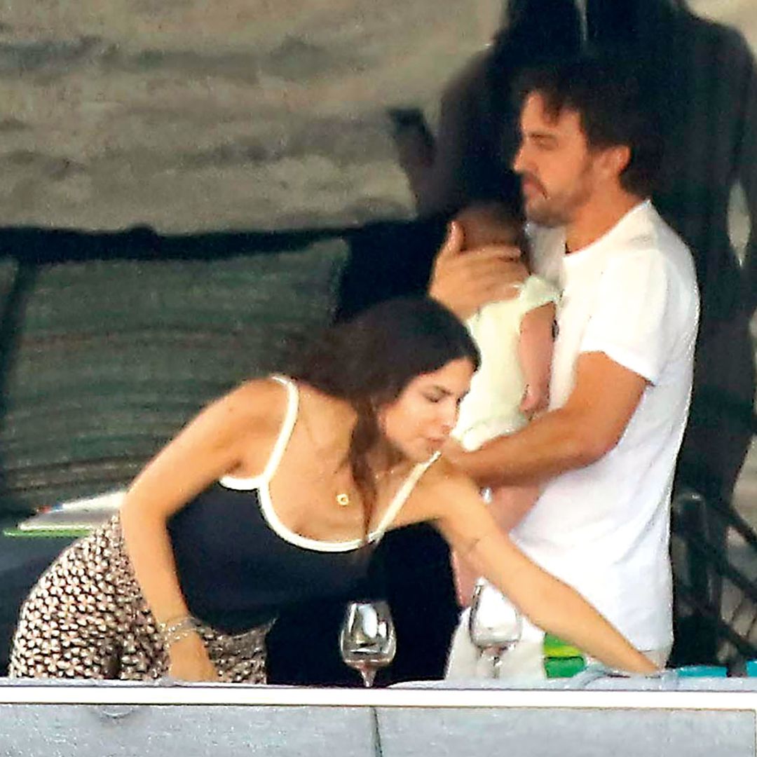Fernando Alonso y Melissa Jiménez en sus primeras imágenes con el pequeño Leonard