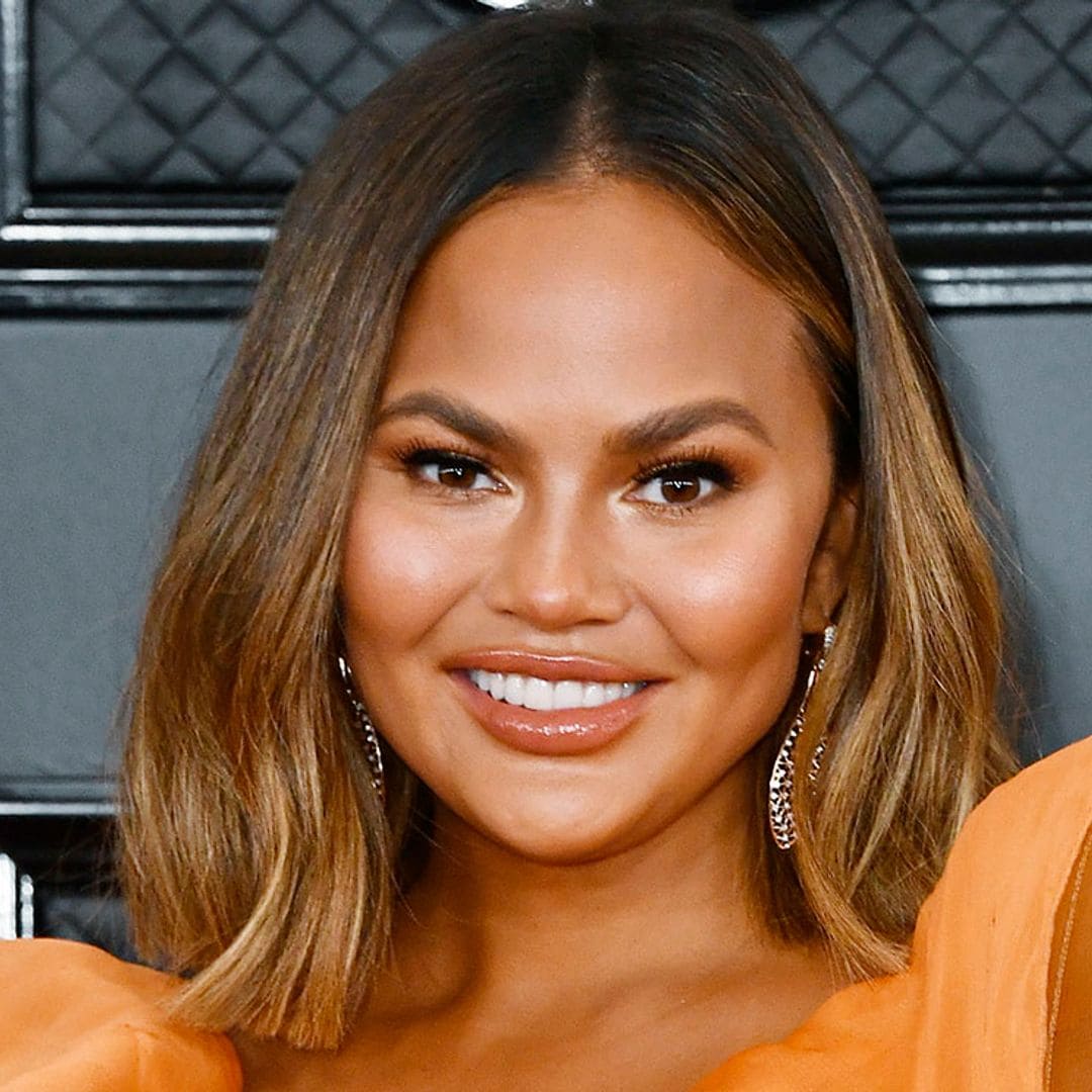 El lookazo de la noche de los Grammy fue el de Chrissy Teigen y no lo verás en la alfombra roja