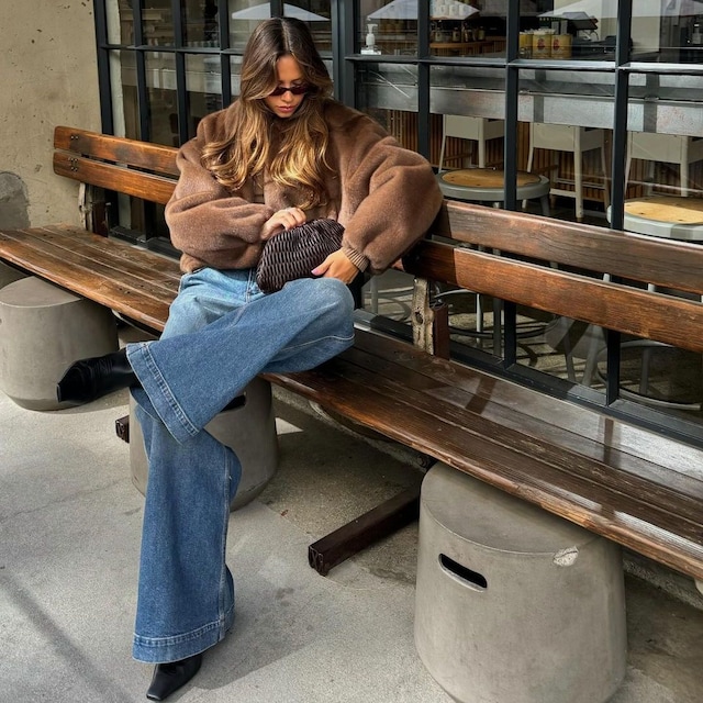 Plano entero de Mecah May Wirht look con vaqueros y botines negros