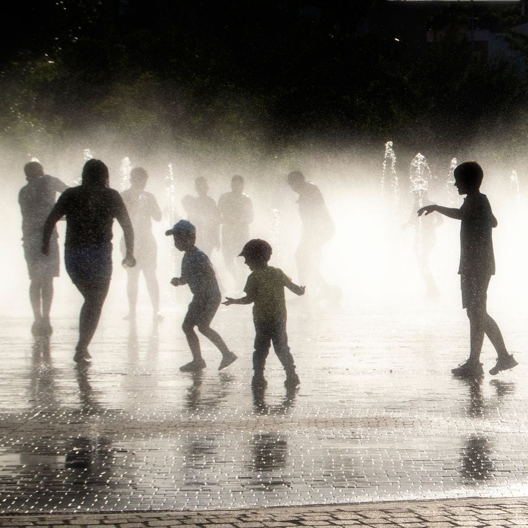 Chorros de agua pulverizada en las fuentes del parque Madrid Río