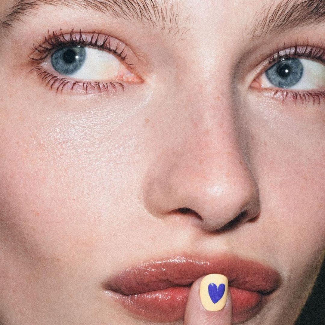 Las manicuras favoritas de las modelos de Zara: de las uñas con corazones al esmalte rojo clásico