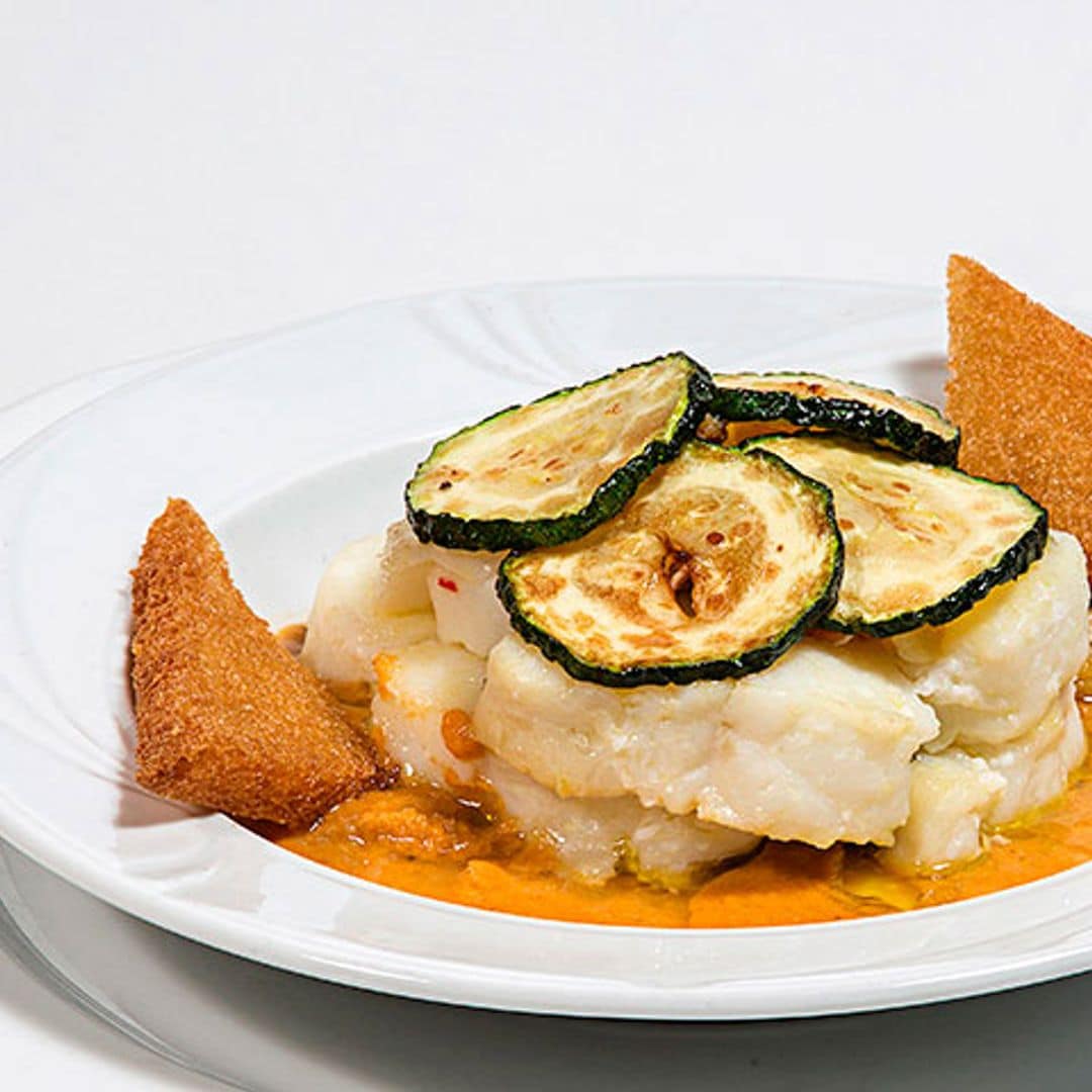 Bacalao con salmorejo de piquillos y calabacín