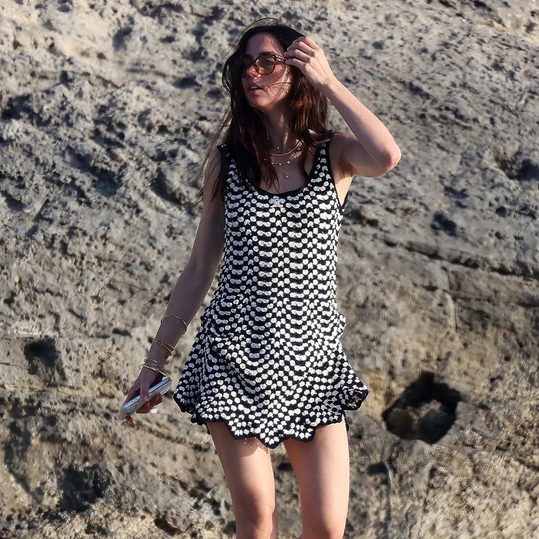 IMÁGENES EXCLUSIVAS. Ana de Armas, una actriz con mucho estilo en su escapada romántica a Formentera: un minivestido estampado y sandalias de cristales