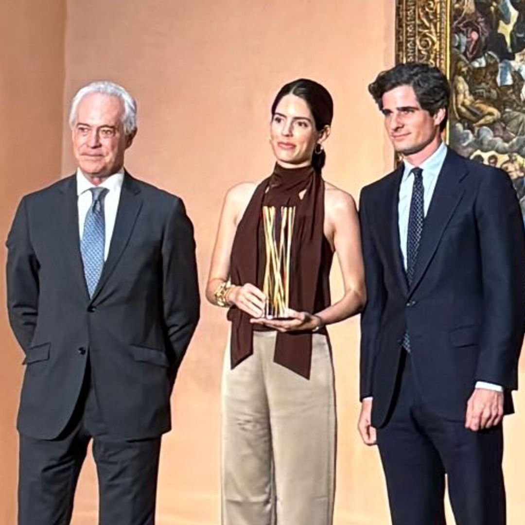 Sofía Palazuelo, radiante en el Thyssen con un conjunto satinado de top halter 'efecto fular' y los pantalones palazzo que más estilizan