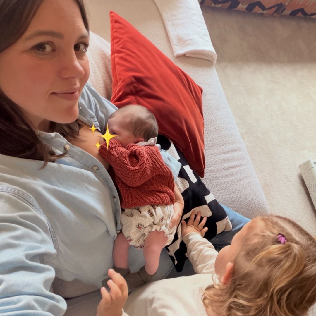 Isabelle Junot, junto a sus hijas, Simona y Philippa