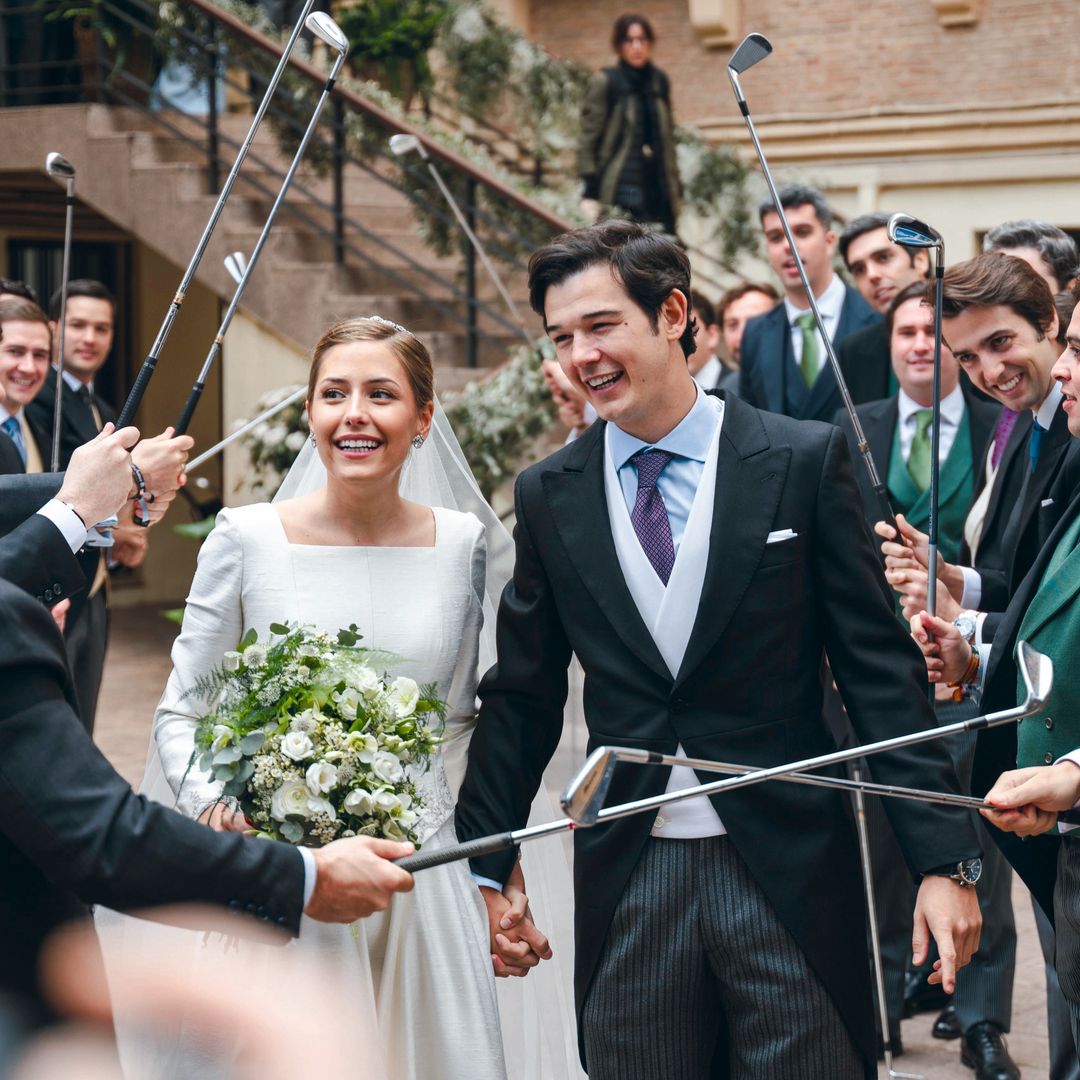 Los novios  salieron del templo bajo el pasillo de honor que los amigos de José les hicieron con palos de golf, deporte al que es muy aficionado. 