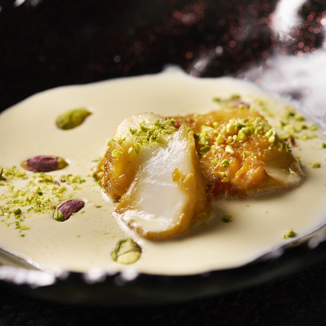 Tataki de skrei con ajoblanco ahumado y pistachos