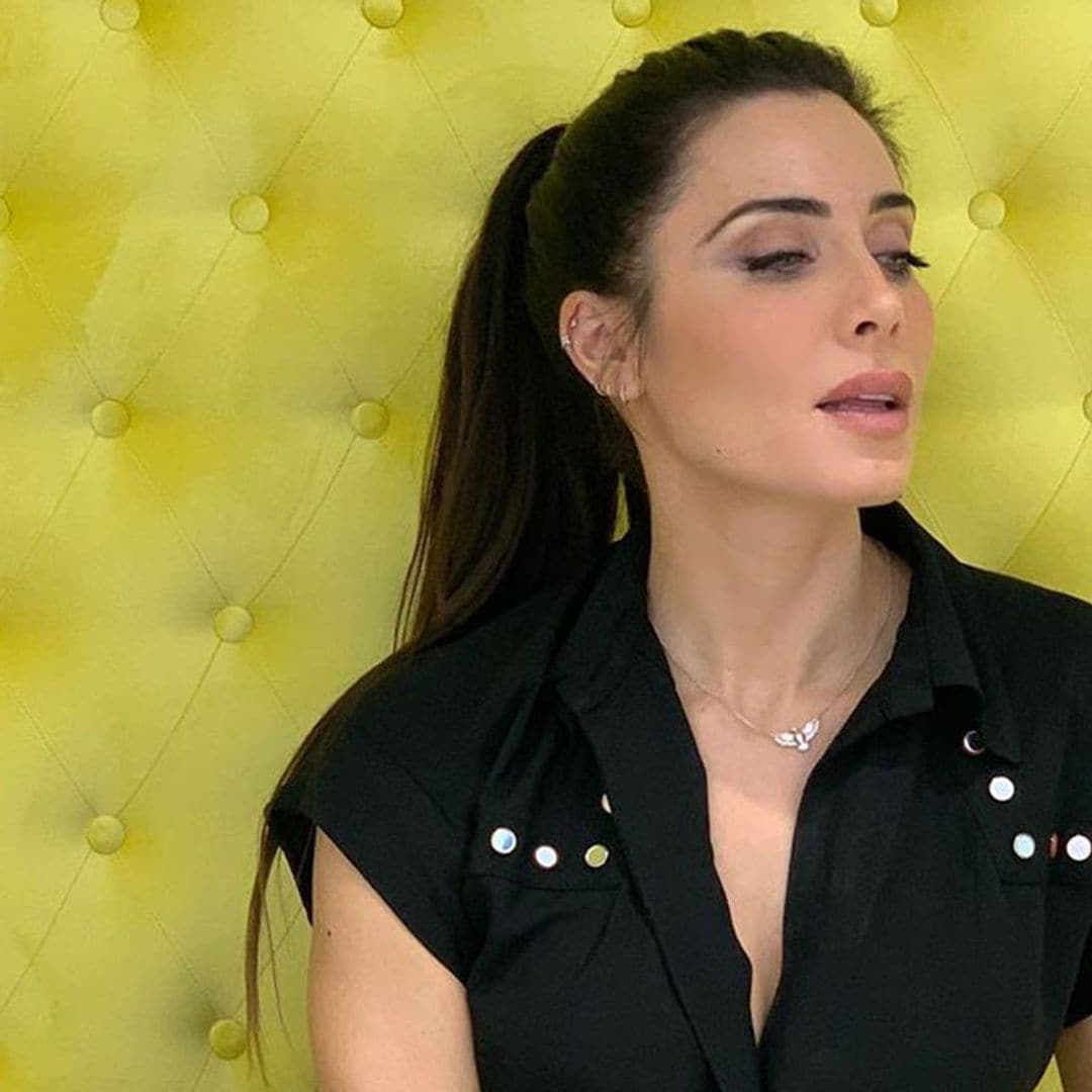 Pilar Rubio cambia el 'tie dye' por unas tijeras y customiza su camiseta más roquera