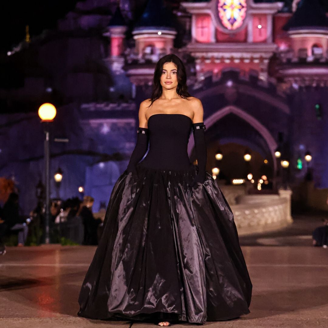 Kylie Jenner camina por la pasarela durante el desfile Coperni Paris Womenswear Primavera-Verano 2025 como parte de la Semana de la Moda de París en Disneyland París el 1 de octubre de 2024 en París, Francia.