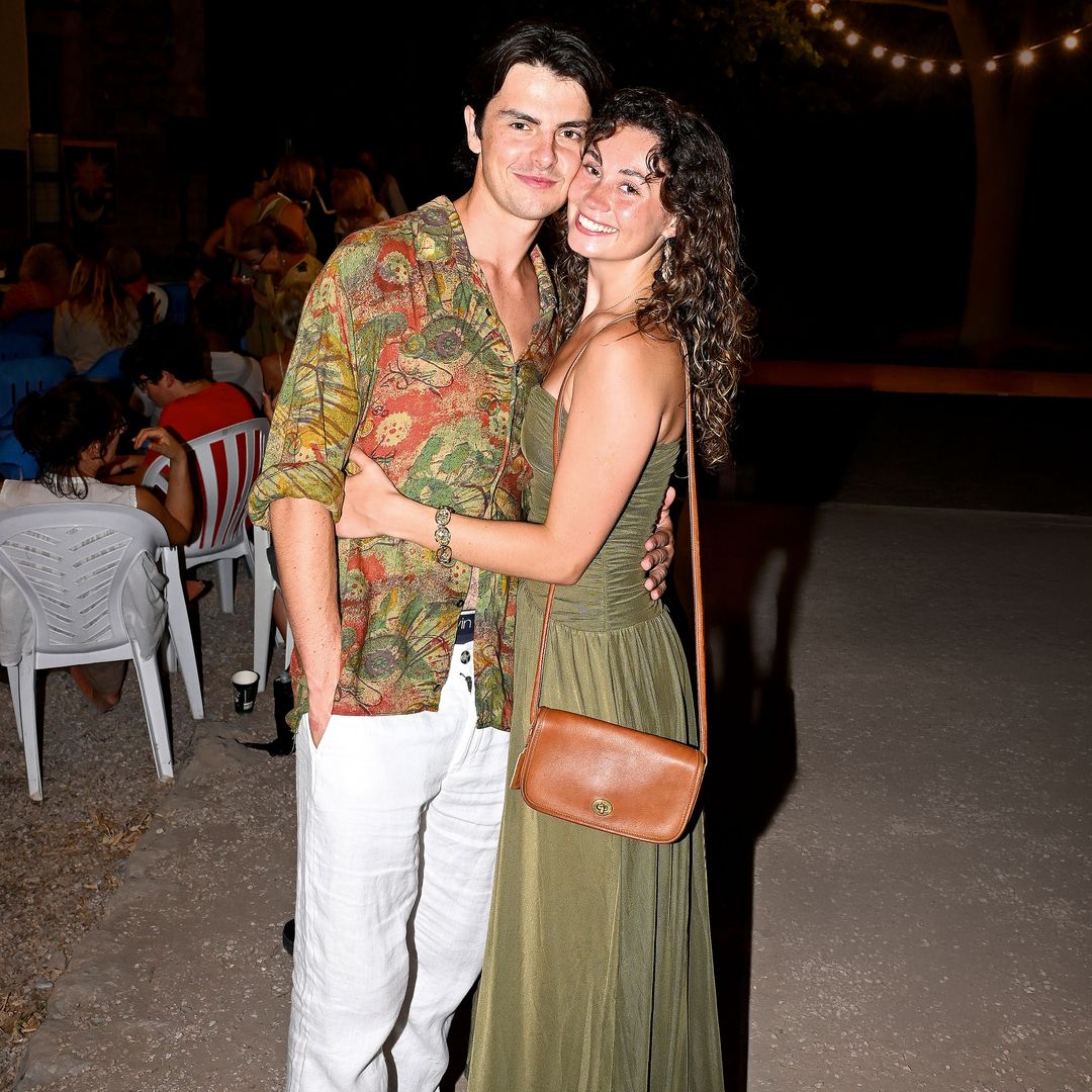 El hijo de Catherine Zeta-Jones, Dylan Douglas, fotografiado con la actriz Bella Woody en Mallorca