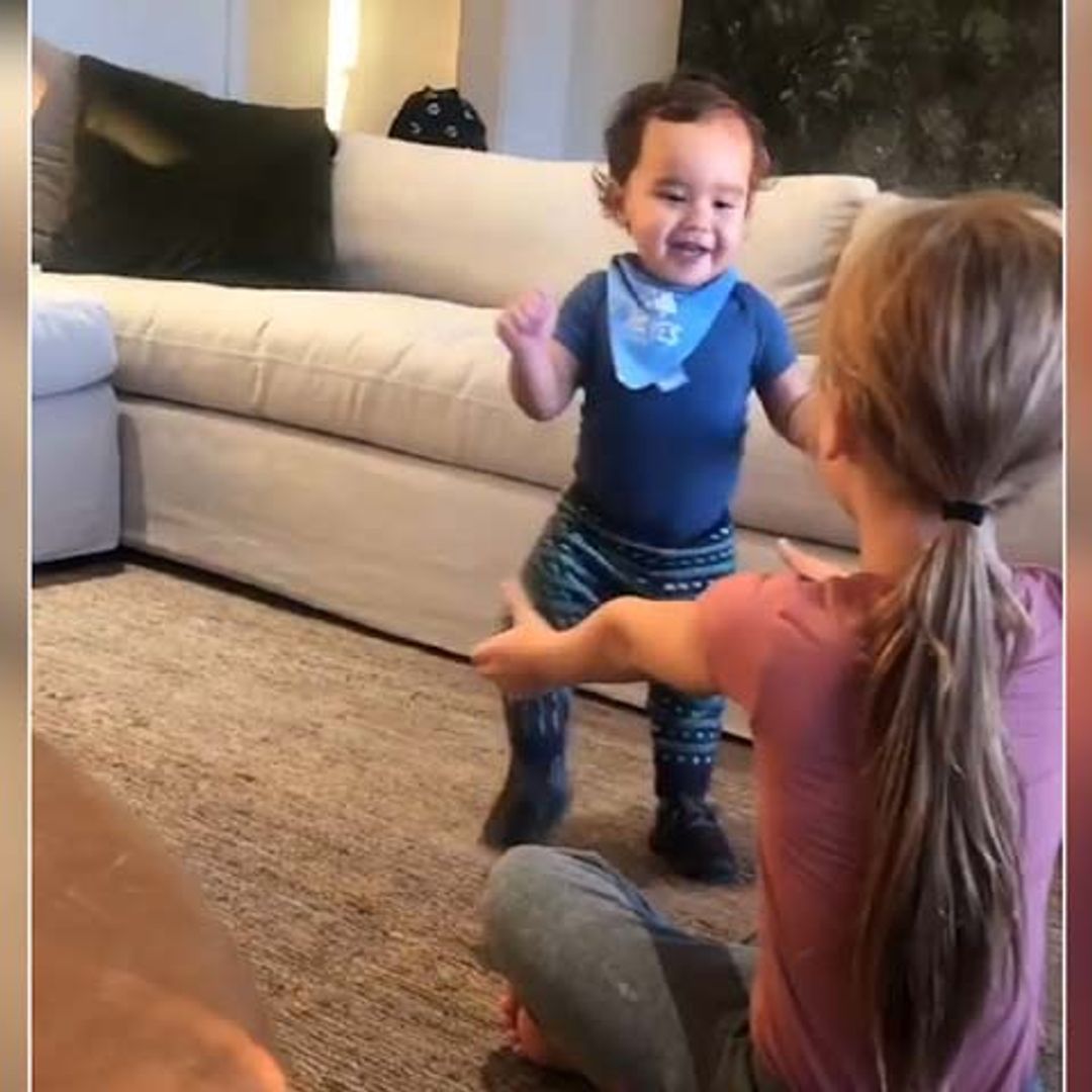 Los nueve pasos más díficiles del hijo de Jessica Alba
