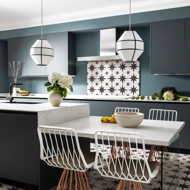 Cocina moderna con suelo hidráulico y office 
