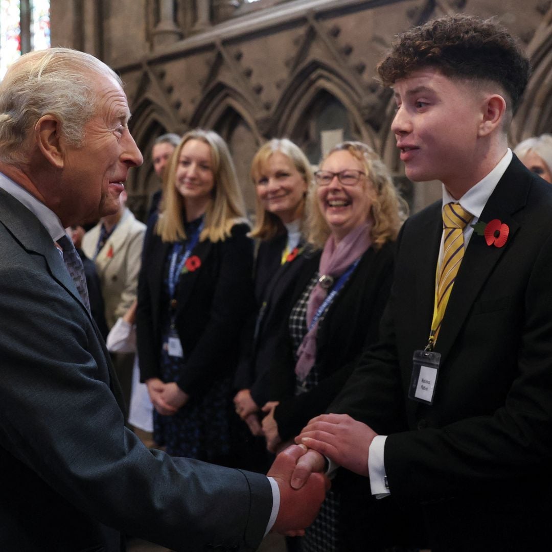 La broma del rey Carlos III a un estudiante que ha dado la vuelta al mundo: “Siempre puedes culparme a mí”