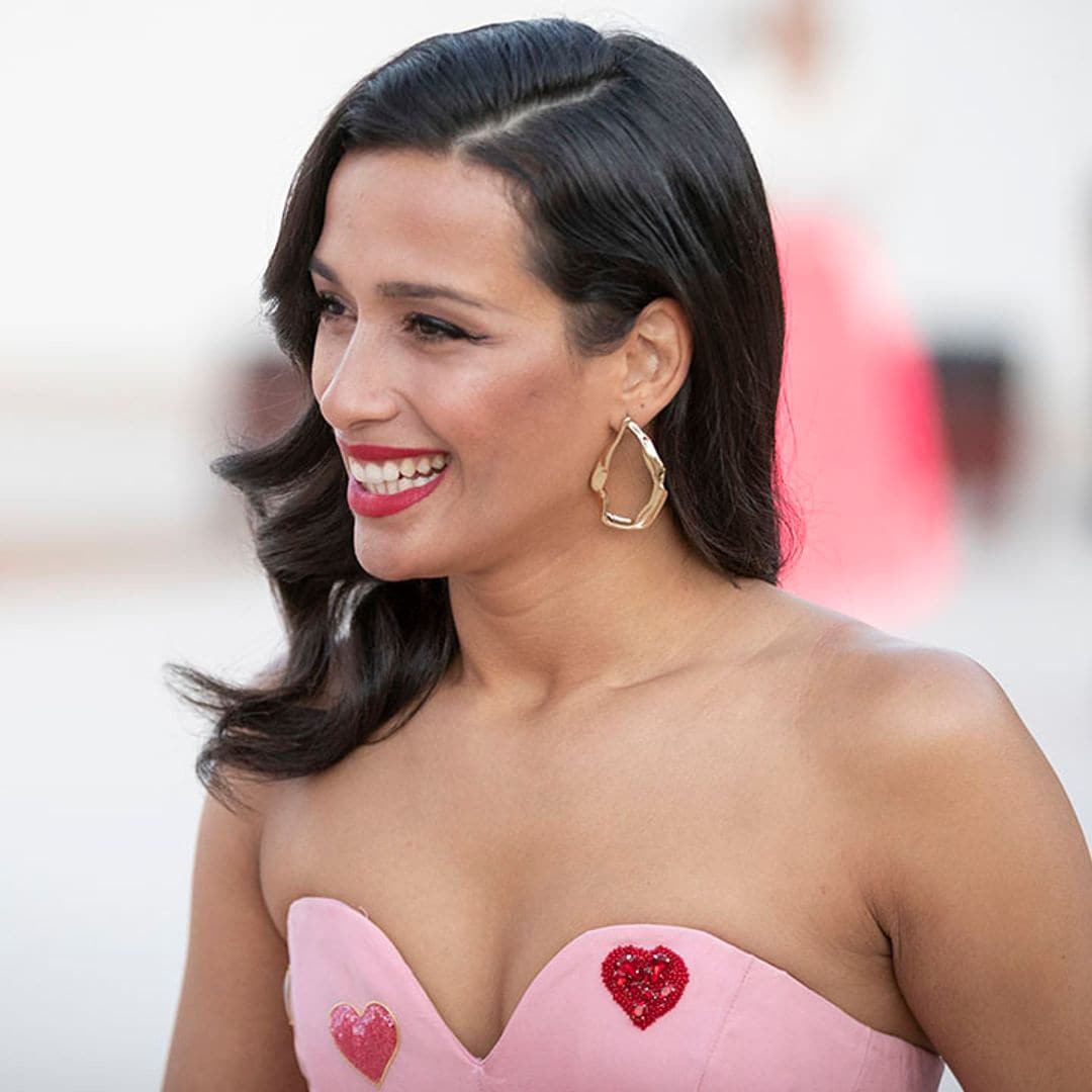 Chanel Terrero acierta con el 'sleek back', el peinado de invitada que nunca se despeina
